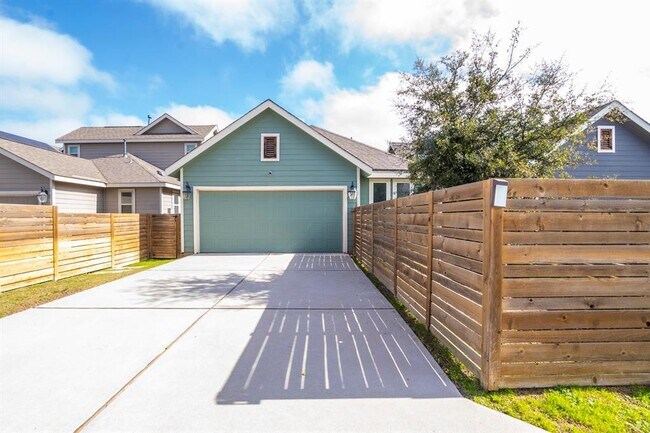 Building Photo - 8920 Cattalo Ln