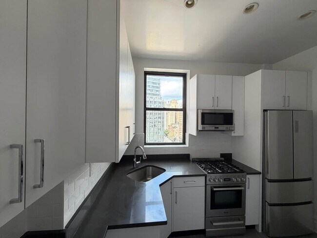 Foto del edificio - 166 W 72nd St