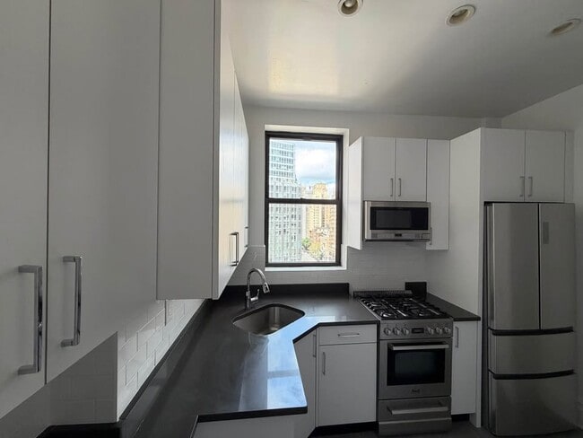 Building Photo - 166 W 72nd St