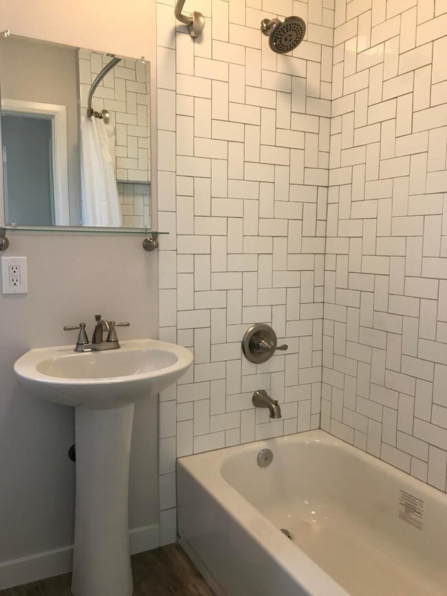 Foto del edificio - 2592 Armacost Ave