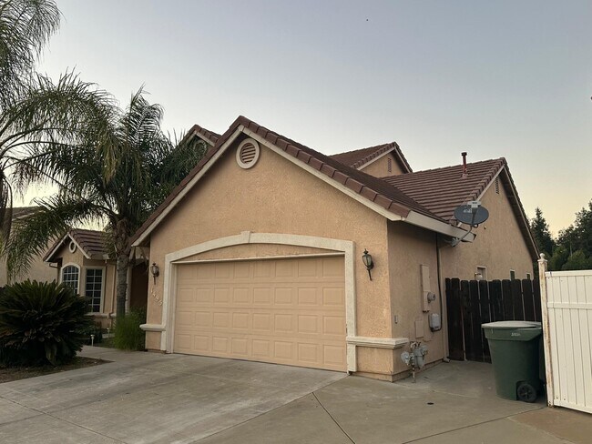 Building Photo - 1495 Davenport Dr