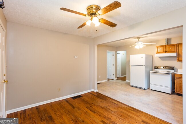 Building Photo - 3172 Humphries Dr SE