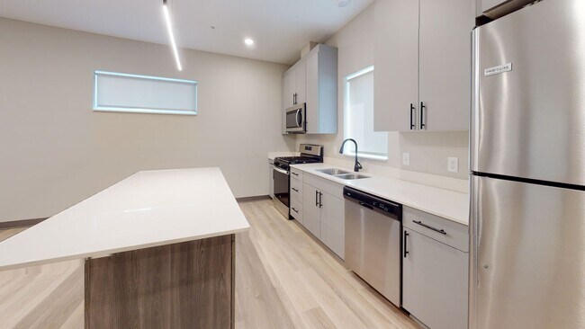 Building Photo - 6th St Triplex