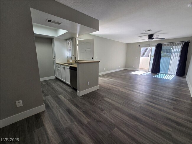 Foto del edificio - 7100 W Pirates Cove Rd