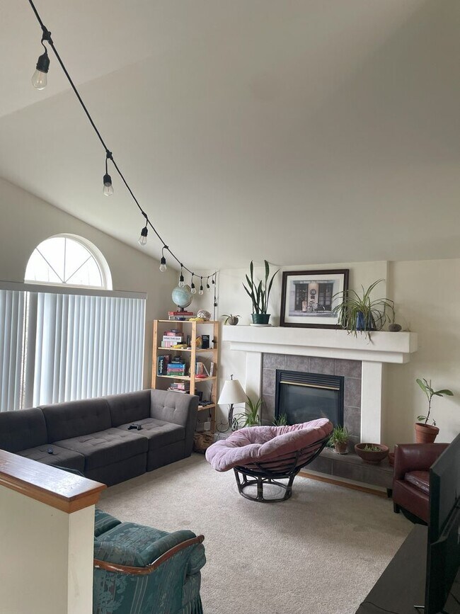Building Photo - PRELEASING: 4 Bdrm/3 bath house!