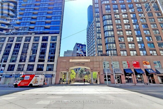 Building Photo - 7-1807 Carlton St.