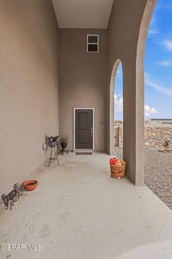 Building Photo - 672 La Entrada Cir