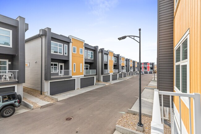 Photo du bâtiment - 1631 Hammond Cres NW