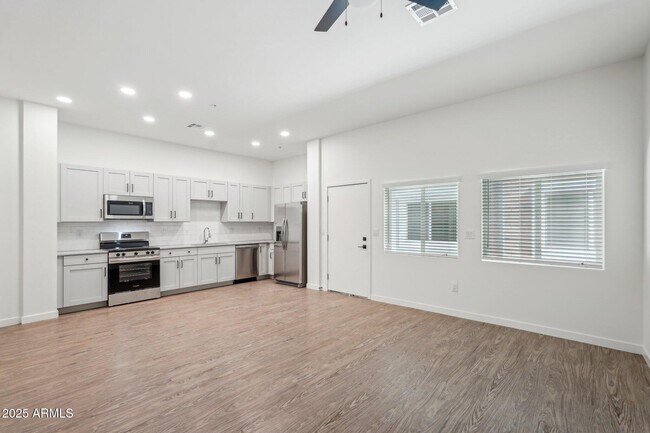 Foto del edificio - 3031 W Northern Ave