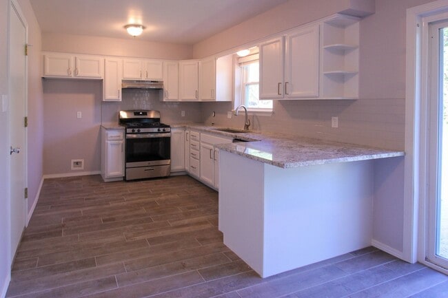 Building Photo - Freshly Remodeled & Ready For You To Call Home!