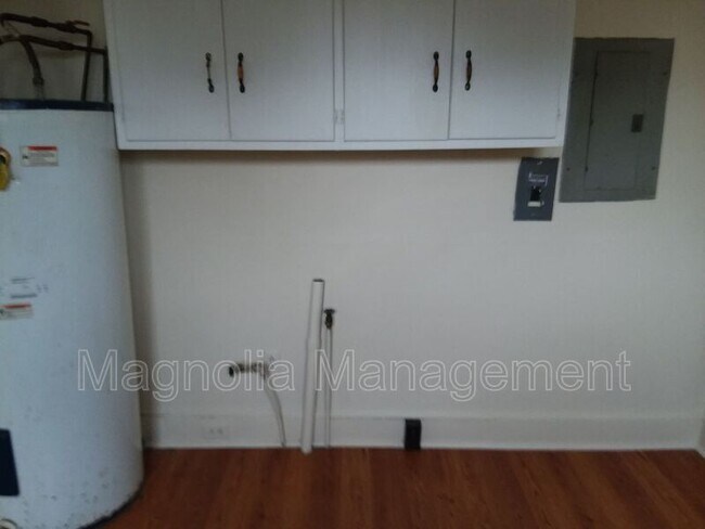 Building Photo - 410 Young St