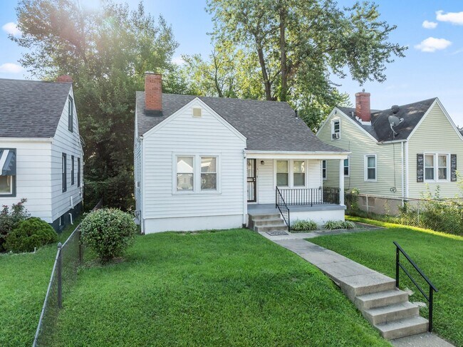 Building Photo - Charming 3 bedroom Home with Spacious Back...