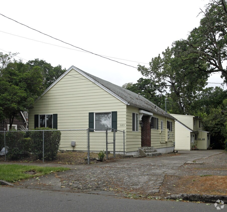 Building Photo - 1123 Cross St SE