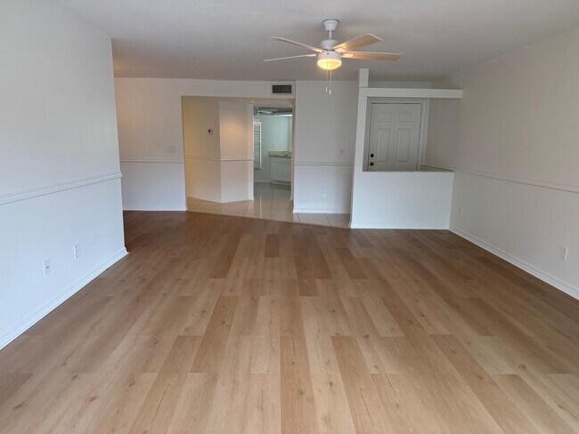 Foto del edificio - 9836 Luna Cir