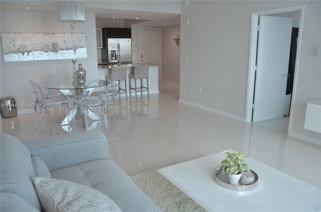 Building Photo - 950 Brickell Bay Dr