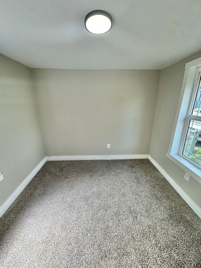 Building Photo - BEING REMODELED - Charming 3 bed 1 bath ho...