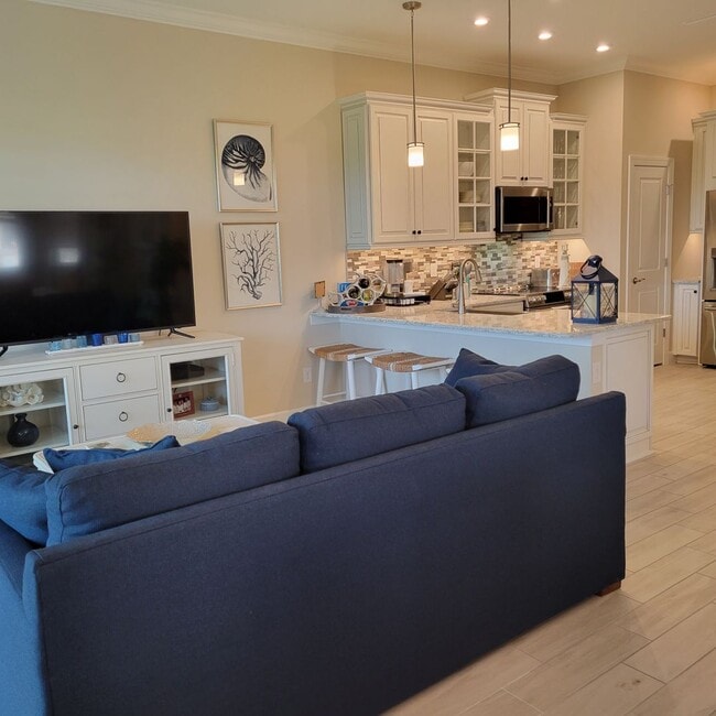 Building Photo - Seasonal/short term 4/3 BRAND NEW townhome...