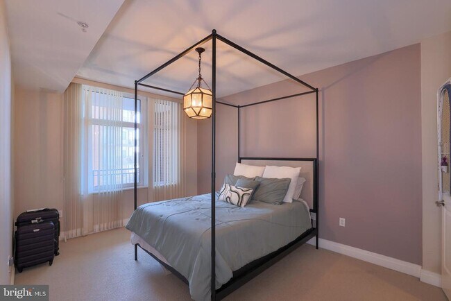 Foto del edificio - 8220 Crestwood Heights Dr