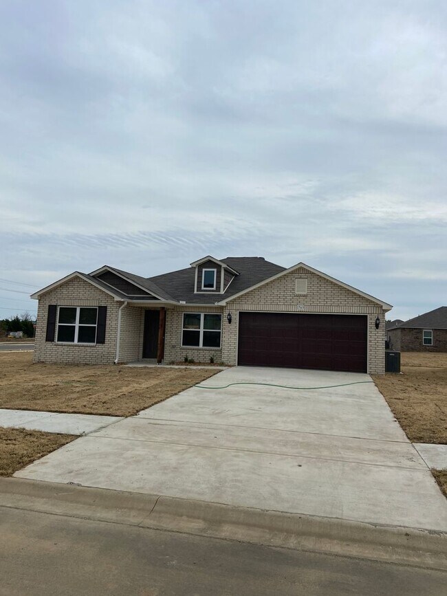 Building Photo - *Pre-leasing* Four Bedroom | Two Bathroom ...