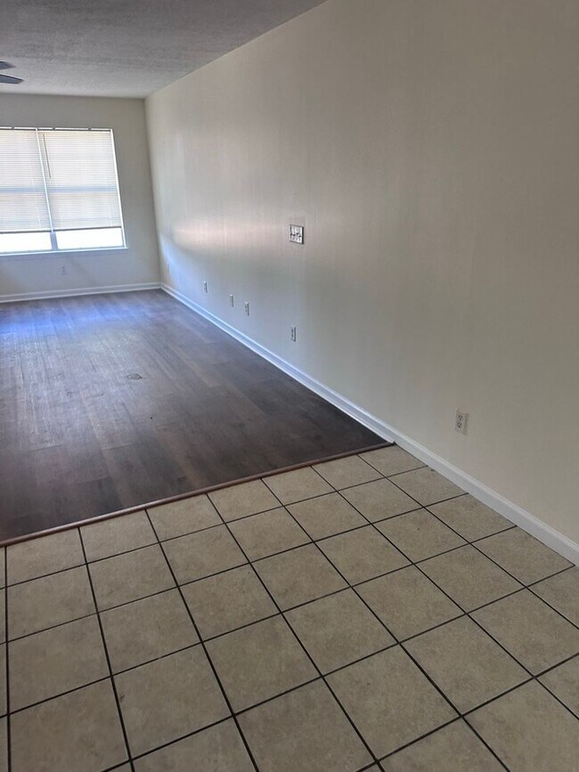 Foto del edificio - 108 N Gray Ave