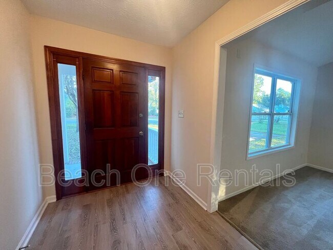 Building Photo - 230 Manor Cir