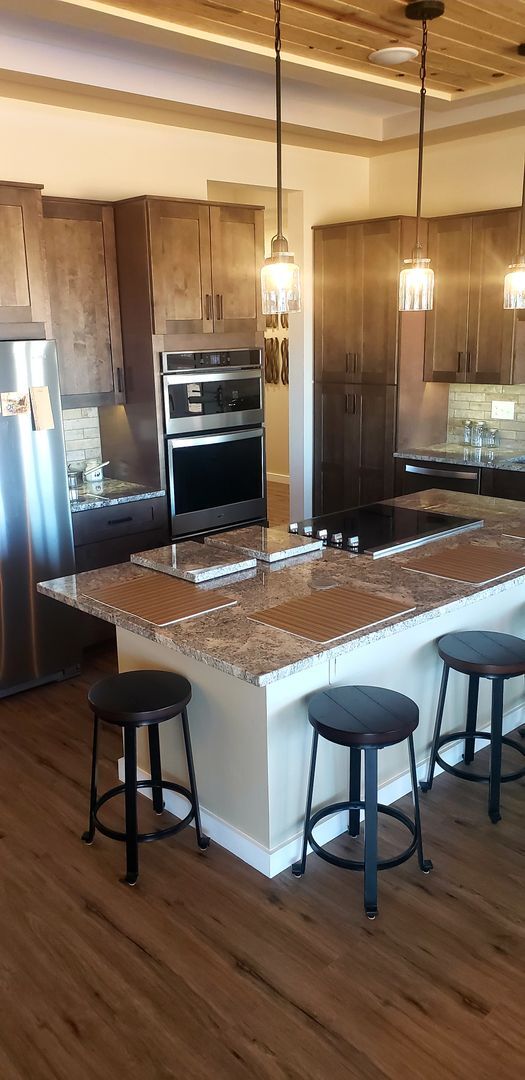 Building Photo - Beautiful 2000 Sq Ft 3 bedroom 2 bath - Cu...