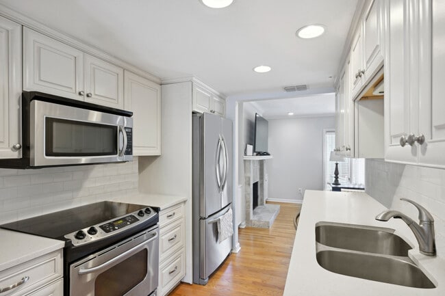 Building Photo - 11 Ivy Sq NE