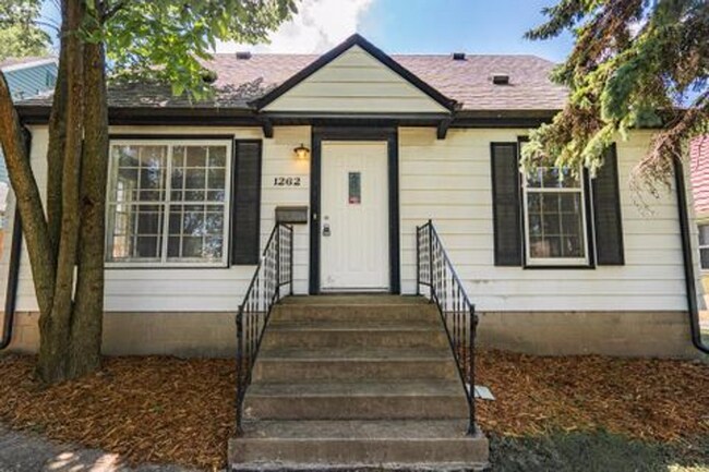Foto del edificio - Charming 4bd. Tons of storage and 2 car garage!