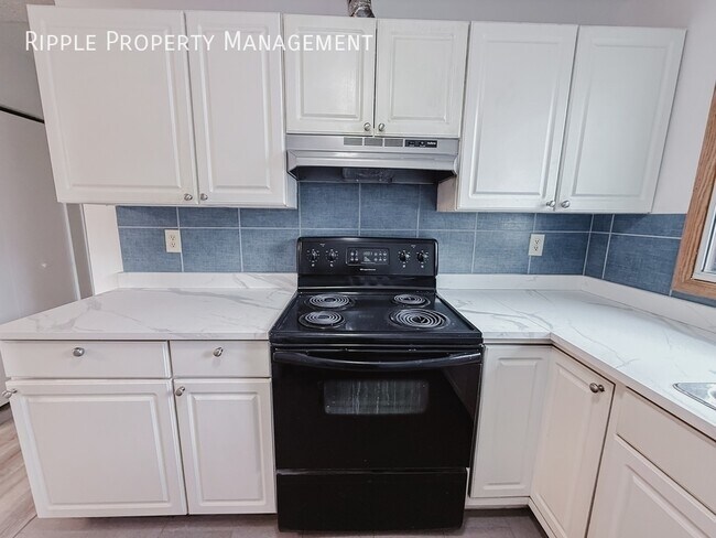 Photo du bâtiment - Modern 3 Beds, 1.5 Baths Main Floor/ Upper | No Pets Allowed
