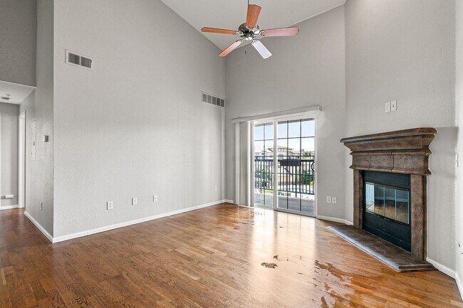 Foto del edificio - Awesome Penthouse Condo in Town Center Terrace!