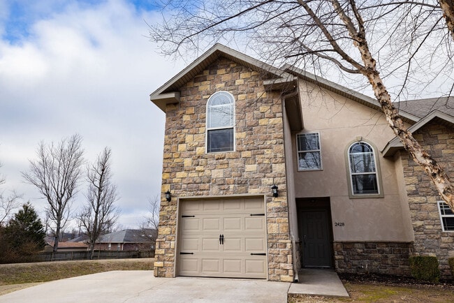 Building Photo - 15th Place Townhomes