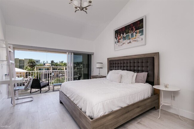 Building Photo - 3 br, 2.5 bath Townhome - 3926 NE 168th St...