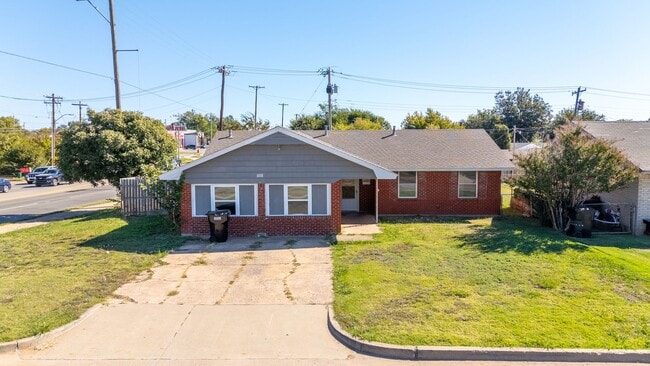 Foto del edificio - Spacious 4-Bedroom Home with Modern Updates and a Big Yard