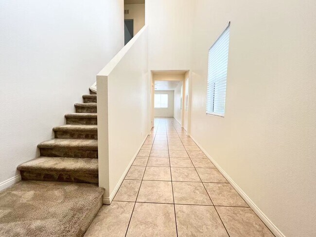Foto del edificio - Modern 4BR Home with Island Kitchen, Tile ...