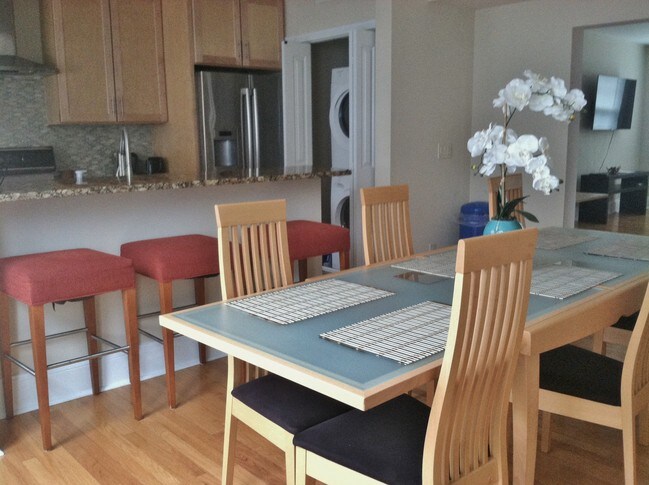 Dinning/Breakfast - 7519 Parkdale Ave