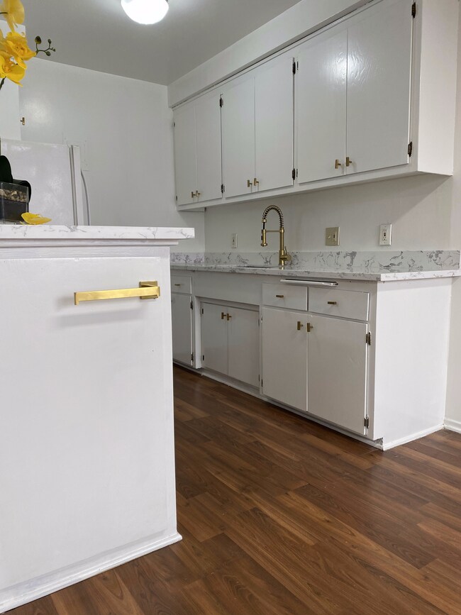 Foto del edificio - 911 N Harper Ave