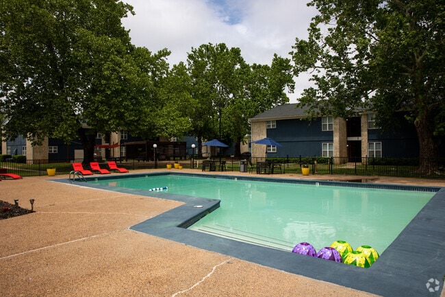 Piscina principal - Charleston Apartments