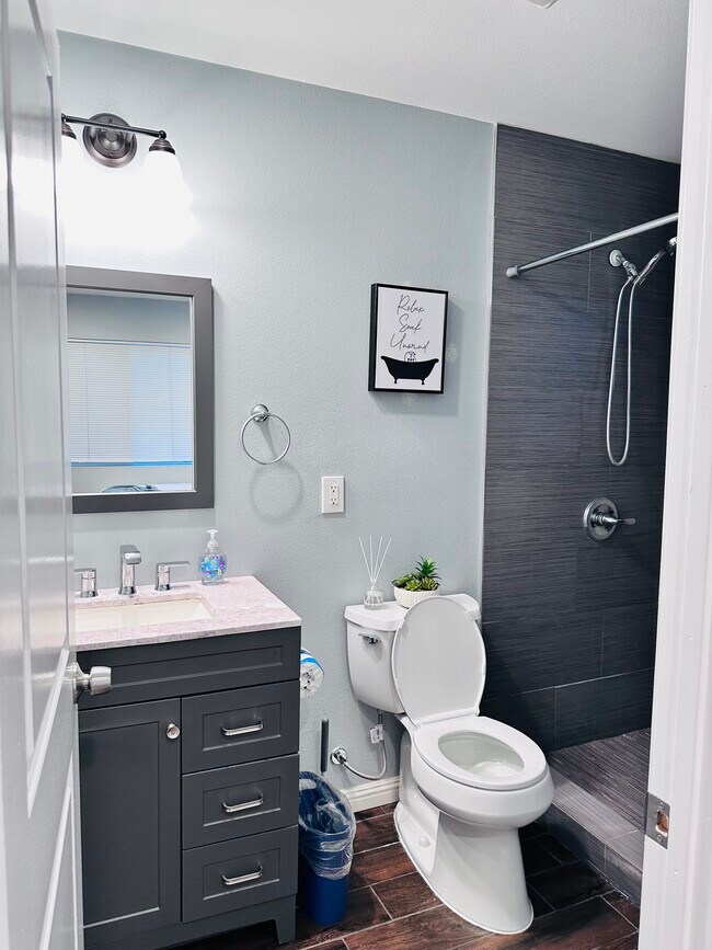 Foto del edificio - 2621 Wallace Ave