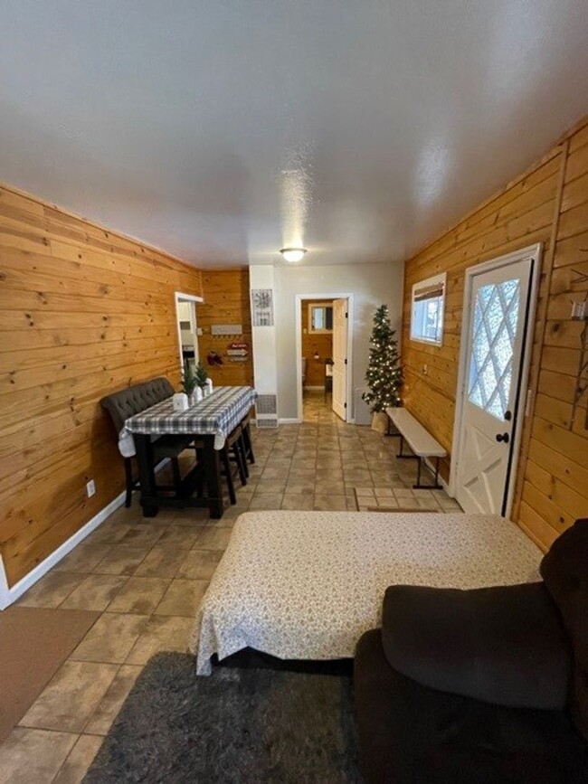 Foto del edificio - Tastefully remodeled cabin avail. 11/1/24 ...