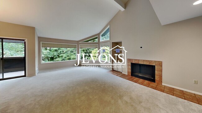 Foto del edificio - Top-floor 2-level condo with brand-new kitchen and ensuite bath – Utilities and internet included...