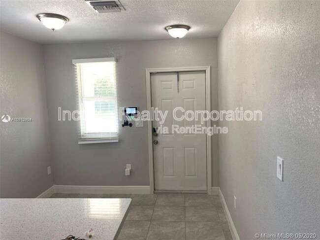 Foto del edificio - 2761 NW 45th St