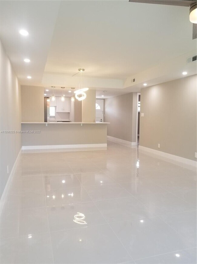 Building Photo - 811 S Hollybrook Dr