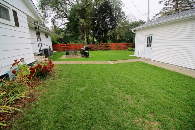 Foto del edificio - 2321 Burnett Ave