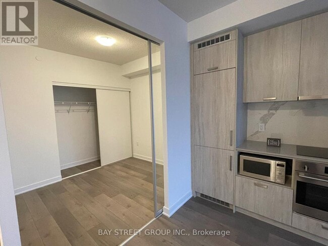 Building Photo - 10 Honeycrisp Cres