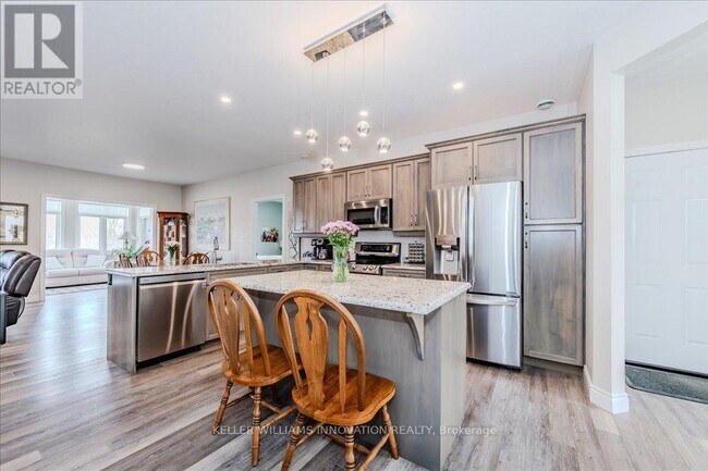 Photo du bâtiment - 375-375 Mitchell Rd S