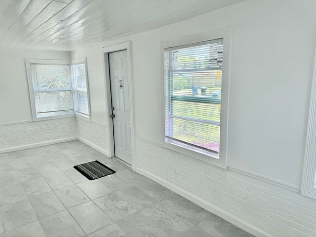 Building Photo - Large, 4 bedroom/1 bath home Located in be...
