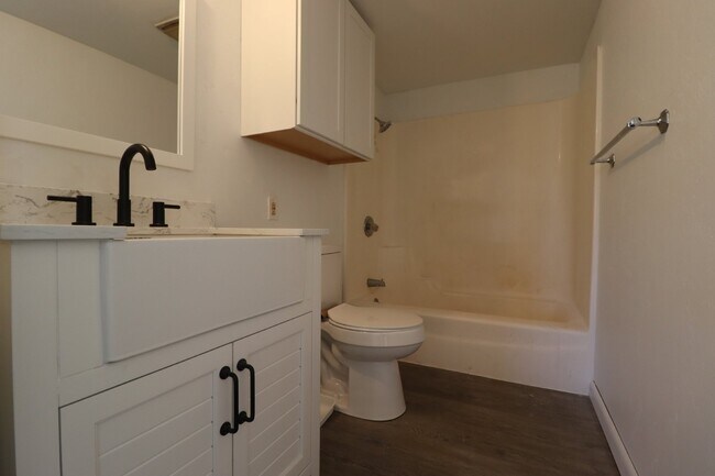 Building Photo - Bright 1 Bedroom upper in the Heart of Berlin