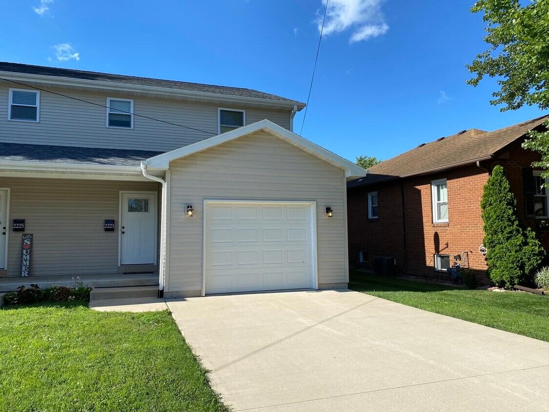 2223 7th St Unit EAST, Peru, IL 61354 Condo for Rent in Peru, IL