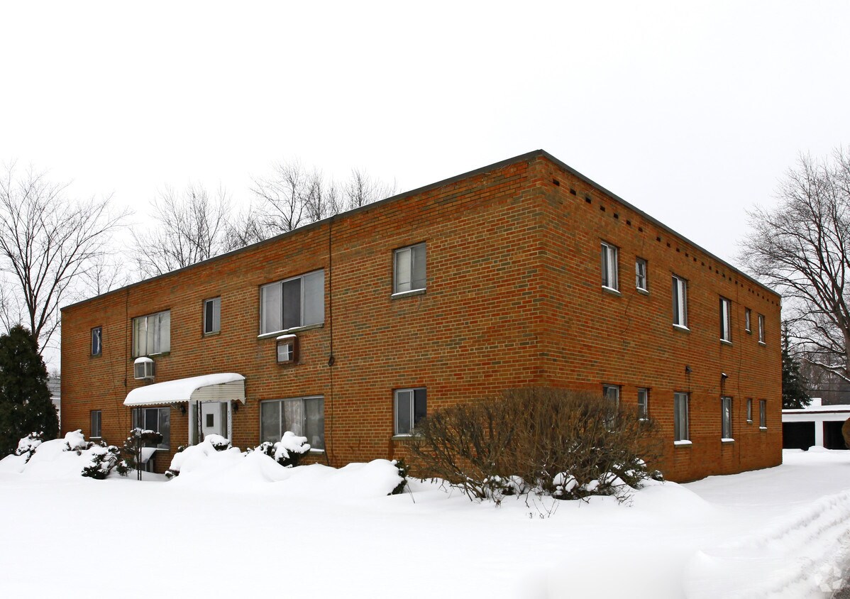 Primary Photo - 32950-33170 Aurora Rd