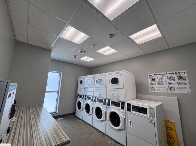 Foto del edificio - Affordable 2BR  Unit Near University Action